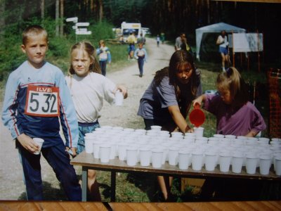 Noored kohtunikud jagavad finišeerinutele jooki