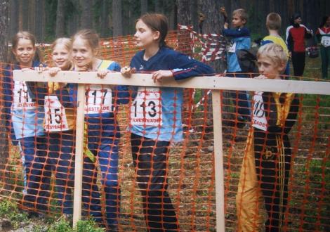 Noorte Ilves jooksjad pingsalt ootavad oma teatevahetust. 2001.a.