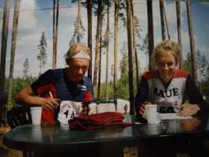 Ilvesteade 2004. Vahetuseliidrid Olle Kärner ja Edith Madalik finišis joonistavad oma teekonnad kaardile.