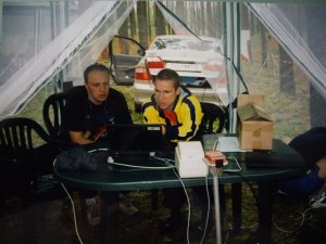 Ilvesteade 2004. Tulemusi genereerib finiši teenistus: Margus Sarap ja Kaido Hallik